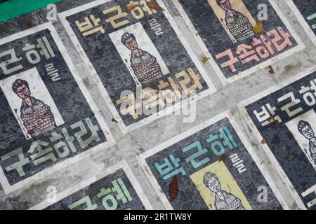 Gros plan sur des affiches avec des caractères gras qui lisent « Arrest Park Geun-hye » Banque D'Images
