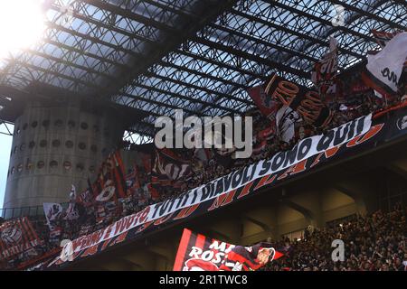 Milan, Italie, 10th mai 2023. AC Milan fans lors du match de l'UEFA Champions League à Giuseppe Meazza, Milan. Le crédit photo devrait se lire: Jonathan Moscrop / Sportimage Banque D'Images