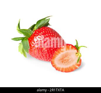 Fraises entières fraîches et fraises à moitié coupées isolées sur fond blanc vue du dessus. Banque D'Images