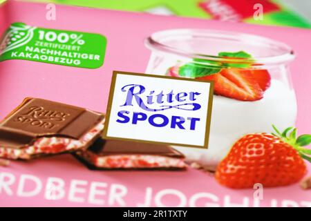 Viersen, Allemagne - 9 mai. 2023: Gros plan de la barre de chocolat au yogourt aux fraises Ritter Sport Banque D'Images