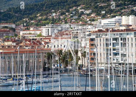 Voiliers dans le port de Toulon, fin de l'après-midi au printemps. Banque D'Images