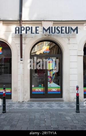 La façade du musée de la pomme à Prague, en Tchéquie avec une image artsy de Steve Jobs sur la porte. Banque D'Images