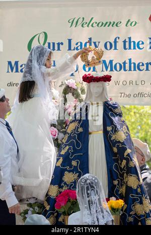 Une fille hispanique de 8 ans de Corona se produit lors de la cérémonie catholique romaine de mai. À Flushing Meadows Corona Park dans Queens, New York. Banque D'Images