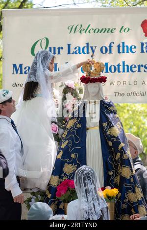 Une fille hispanique de 8 ans de Corona se produit lors de la cérémonie catholique romaine de mai. À Flushing Meadows Corona Park dans Queens, New York. Banque D'Images