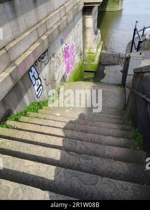 Marches en béton jusqu'à la Tamise à Battersea, londres, Angleterre Banque D'Images