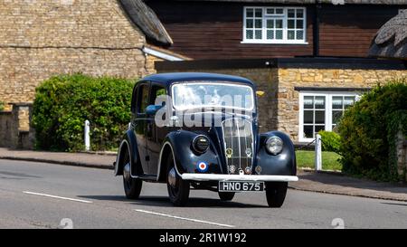 Stoke Goldington, Northants, Royaume-Uni - 14 mai 2023. 1939 MORRIS HUIT voitures d'époque traversant un village anglais Banque D'Images