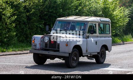 Stoke Goldington, Northants, Royaume-Uni - 14 mai 2023. 1959 voiture classique Land Rover traversant un village anglais Banque D'Images