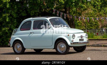 Stoke Goldington, Northants, Royaume-Uni - 14 mai 2023. 1967 Blue FIAT 500L voiture classique à travers un village anglais Banque D'Images