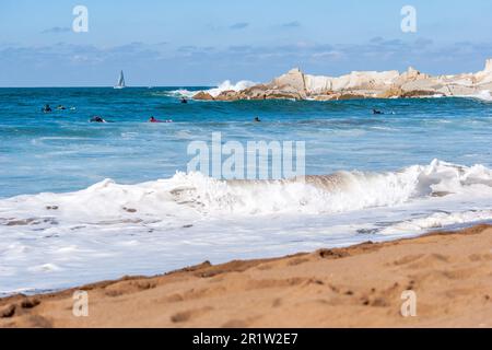 Les grandes vagues se brisent et créent de la mousse blanche qui se vaporise dans l'air. Plage de Sopelana près de Bilbao. Les surfeurs attendent la vague parfaite. Des couleurs magnifiques. Banque D'Images