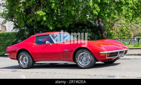 Stoke Goldington, Northants, Royaume-Uni - 14 mai 2023. Voiture classique rouge Corvette STINGRAY 1972 DE CHEVROLET traversant un village anglais Banque D'Images