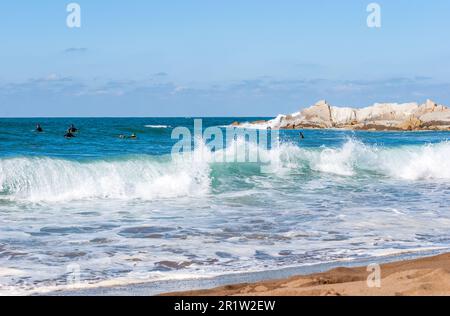 Les grandes vagues se brisent et créent de la mousse blanche qui se vaporise dans l'air. Plage de Sopelana près de Bilbao. Les surfeurs attendent la vague parfaite. Des couleurs magnifiques. Banque D'Images