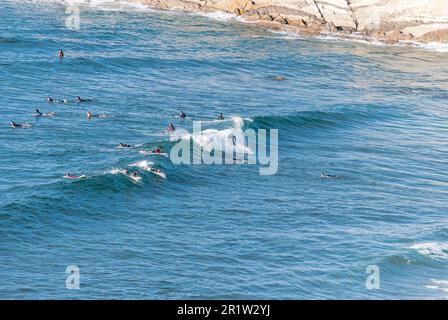 Les grandes vagues se brisent et créent de la mousse blanche. Plage de Sopelana près de Bilbao. Les surfeurs attendent la vague parfaite. Journée de détente et de tranquillité. Banque D'Images