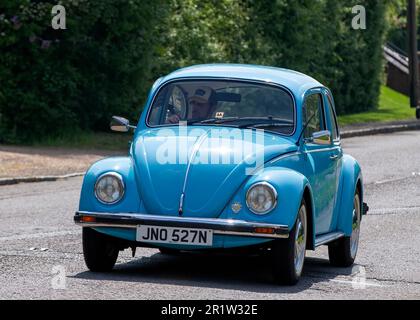 Stoke Goldington, Northants, Royaume-Uni - 14 mai 2023. 1975 bleu VOLKSWAGEN COLÉOPLE voiture classique à travers un village anglais Banque D'Images