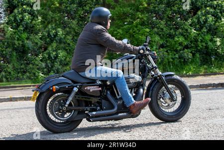 Stoke Goldington, Northants, Royaume-Uni - 14 mai 2023. 2015 HARLEY DAVIDSON XL 1200 X QUARANTE-HUIT 15 conduite à travers un village anglais Banque D'Images