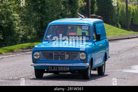 Stoke Goldington, Northants, Royaume-Uni - 14 mai 2023. 1973 minibus Bedford HA bleu traversant un village anglais Banque D'Images