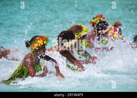 Vanuatu, Espirituu Santo Island, Champagne Beach, Water Music Women. Banque D'Images