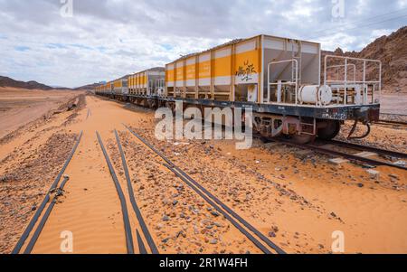 Wadi Rum, Jordanie - 19 janvier 2020 : ancien train inutilisé à la gare de Wadi Rum, rails couverts de sable désertique à proximité Banque D'Images