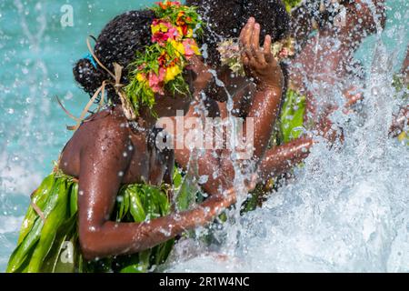 Vanuatu, Espirituu Santo Island, Champagne Beach, Water Music Women. Banque D'Images