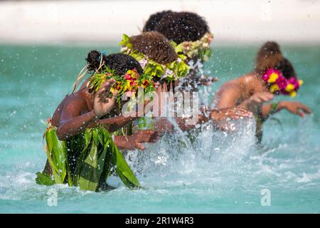 Vanuatu, Espirituu Santo Island, Champagne Beach, Water Music Women. Banque D'Images