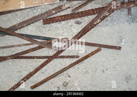 Les barres d'armature de construction rouillée de fer sur un sol en béton au niveau du détail de la fermeture du chantier par le dessus Banque D'Images