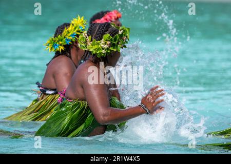 Vanuatu, Espirituu Santo Island, Champagne Beach, Water Music Women. Banque D'Images