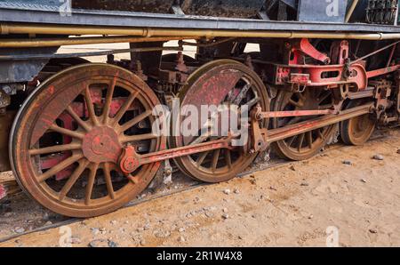 Ancien train non utilisé de locomotive à vapeur à la gare de Wadi Rum, gros plan sur les roues rouillées Banque D'Images