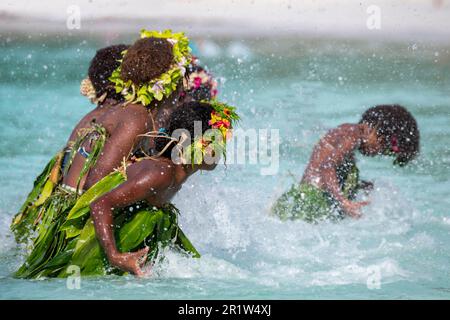 Vanuatu, Espirituu Santo Island, Champagne Beach, Water Music Women. Banque D'Images