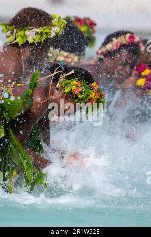 Vanuatu, Espirituu Santo Island, Champagne Beach, Water Music Women. Banque D'Images