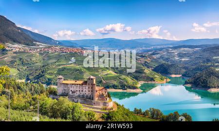 Vue fabuleuse sur les Cles Castel, le lac de Santa Giustina et de nombreuses plantations de pommes. Lieu: Clès, région du Trentin-Haut-Adige, Italie, Europe Banque D'Images