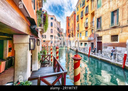 Magnifique paysage urbain de Venise avec des canaux étroits, des bateaux et des gondoles et des ponts avec des bâtiments traditionnels. Lieu: Venise, Vénétie, Italie, UE Banque D'Images