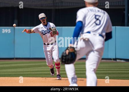 Miguel Vargas, deuxième basan de Los Angeles Dodgers (17), se lance à la première base lors d'un match de MLB contre les Padres de San Diego, dimanche, 14 mai 2023, à Do Banque D'Images