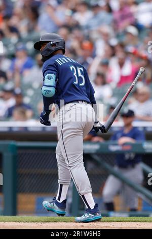 DETROIT, mi - les Mariners de Seattle désigné tireur Teoscar Hernandez (35) retourne sa batte après un coup de circuit en solo dans la quatrième manche d'un match de baseball de la Ligue majeure contre les Tigers de Détroit le 13 mai 2023 au Comerica Park à Détroit. (Photo de Joe Robbins/image du sport) Banque D'Images