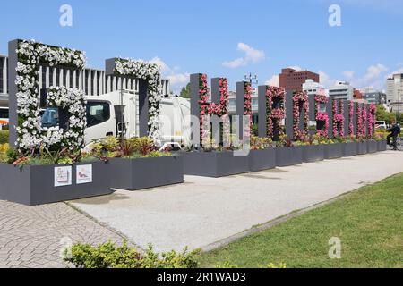 Hiroshima, Japon. 15th mai 2023. Une décoration florale pour la prochaine réunion au sommet de G7 est exposée lundi au Parc commémoratif de la paix à Hiroshima, dans l'ouest du Japon, à 15 mai 2023. G7 dirigeants se réuniront pour le sommet annuel d’Hiroshima de 19 à 21. (Photo de Yoshio Tsunoda/AFLO) crédit: AFLO Co. Ltd./Alamy Live News Banque D'Images