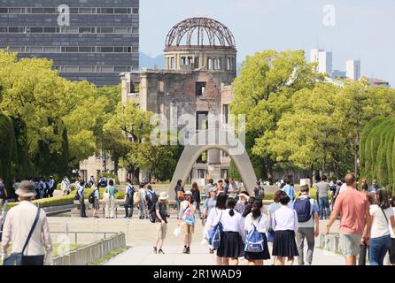 Hiroshima, Japon. 15th mai 2023. Les gens visitent le dôme de La bombe A du patrimoine mondial et le cénotaphe commémoratif pour les victimes De La Bombe A au Parc commémoratif de la paix à Hiroshima, dans l'ouest du Japon, lundi, à 15 mai 2023. G7 dirigeants se réuniront pour le sommet annuel d’Hiroshima de 19 à 21. (Photo de Yoshio Tsunoda/AFLO) crédit: AFLO Co. Ltd./Alamy Live News Banque D'Images