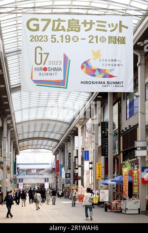 Hiroshima, Japon. 15th mai 2023. Une grande bannière pour la prochaine réunion au sommet de G7 est exposée lundi dans un centre commercial à Hiroshima, dans l'ouest du Japon, à 15 mai 2023. G7 dirigeants se réuniront pour le sommet annuel d’Hiroshima de 19 à 21. (Photo de Yoshio Tsunoda/AFLO) crédit: AFLO Co. Ltd./Alamy Live News Banque D'Images