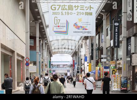 Hiroshima, Japon. 15th mai 2023. Une grande bannière pour la prochaine réunion au sommet de G7 est exposée lundi dans un centre commercial à Hiroshima, dans l'ouest du Japon, à 15 mai 2023. G7 dirigeants se réuniront pour le sommet annuel d’Hiroshima de 19 à 21. (Photo de Yoshio Tsunoda/AFLO) crédit: AFLO Co. Ltd./Alamy Live News Banque D'Images