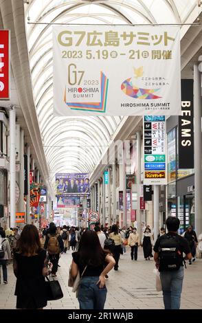 Hiroshima, Japon. 15th mai 2023. Une grande bannière pour la prochaine réunion au sommet de G7 est exposée lundi dans un centre commercial à Hiroshima, dans l'ouest du Japon, à 15 mai 2023. G7 dirigeants se réuniront pour le sommet annuel d’Hiroshima de 19 à 21. (Photo de Yoshio Tsunoda/AFLO) crédit: AFLO Co. Ltd./Alamy Live News Banque D'Images