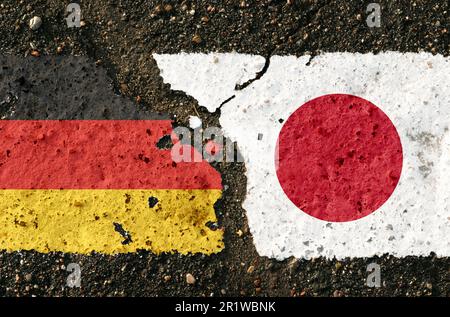 Sur la chaussée sont des images des drapeaux de l'Allemagne et du Japon, comme un symbole de confrontation. Image conceptuelle. Banque D'Images