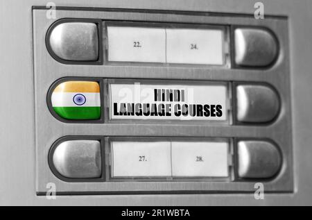 Sur l'interphone il y a un bouton avec le drapeau de l'Inde et l'inscription - cours hindi. Banque D'Images