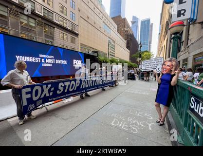 New York, États-Unis. 15th mai 2023. Les manifestants contre le piquet de grève du réseau Fox lors du Front du réseau Fox, tenus à l'extérieur de la salle de bal Hammerstein à New York, New York, États-Unis, lundi 15 mai 2023. Crédit : Jennifer Graylock/Alamy Live News Banque D'Images