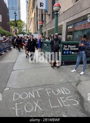 New York, États-Unis. 15th mai 2023. Les manifestants contre le piquet de grève du réseau Fox lors du Front du réseau Fox, tenus à l'extérieur de la salle de bal Hammerstein à New York, New York, États-Unis, lundi 15 mai 2023. Crédit : Jennifer Graylock/Alamy Live News Banque D'Images