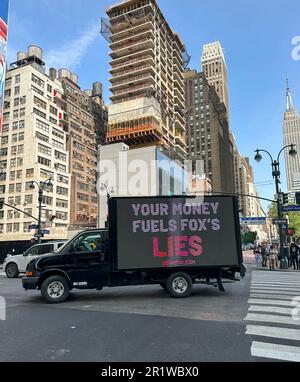 New York, États-Unis. 15th mai 2023. Les manifestants contre le piquet de grève du réseau Fox lors du Front du réseau Fox, tenus à l'extérieur de la salle de bal Hammerstein à New York, New York, États-Unis, lundi 15 mai 2023. Crédit : Jennifer Graylock/Alamy Live News Banque D'Images