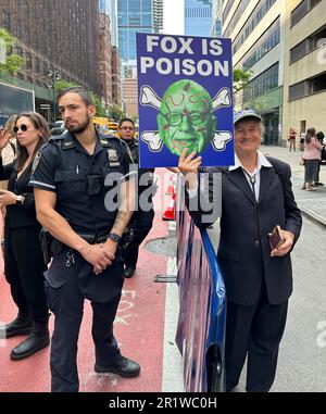 New York, États-Unis. 15th mai 2023. Les manifestants contre le piquet de grève du réseau Fox lors du Front du réseau Fox, tenus à l'extérieur de la salle de bal Hammerstein à New York, New York, États-Unis, lundi 15 mai 2023. Crédit : Jennifer Graylock/Alamy Live News Banque D'Images