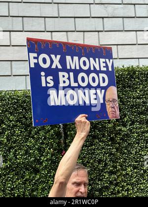 New York, États-Unis. 15th mai 2023. Les manifestants contre le piquet de grève du réseau Fox lors du Front du réseau Fox, tenus à l'extérieur de la salle de bal Hammerstein à New York, New York, États-Unis, lundi 15 mai 2023. Crédit : Jennifer Graylock/Alamy Live News Banque D'Images