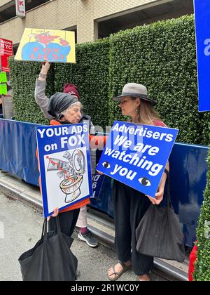 New York, États-Unis. 15th mai 2023. Les manifestants contre le piquet de grève du réseau Fox lors du Front du réseau Fox, tenus à l'extérieur de la salle de bal Hammerstein à New York, New York, États-Unis, lundi 15 mai 2023. Crédit : Jennifer Graylock/Alamy Live News Banque D'Images