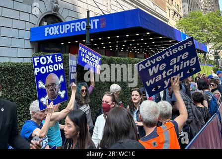 New York, États-Unis. 15th mai 2023. Les manifestants contre le piquet de grève du réseau Fox lors du Front du réseau Fox, tenus à l'extérieur de la salle de bal Hammerstein à New York, New York, États-Unis, lundi 15 mai 2023. Crédit : Jennifer Graylock/Alamy Live News Banque D'Images