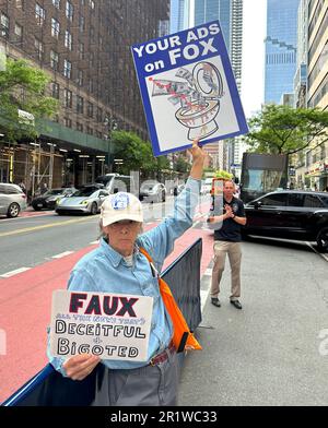 New York, États-Unis. 15th mai 2023. Les manifestants contre le piquet de grève du réseau Fox lors du Front du réseau Fox, tenus à l'extérieur de la salle de bal Hammerstein à New York, New York, États-Unis, lundi 15 mai 2023. Crédit : Jennifer Graylock/Alamy Live News Banque D'Images