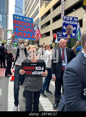 New York, États-Unis. 15th mai 2023. Les manifestants contre le piquet de grève du réseau Fox lors du Front du réseau Fox, tenus à l'extérieur de la salle de bal Hammerstein à New York, New York, États-Unis, lundi 15 mai 2023. Crédit : Jennifer Graylock/Alamy Live News Banque D'Images