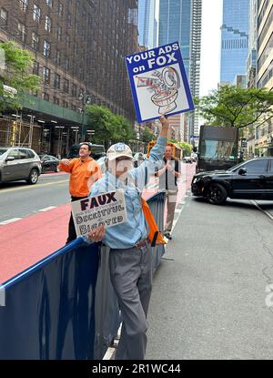 New York, États-Unis. 15th mai 2023. Les manifestants contre le piquet de grève du réseau Fox lors du Front du réseau Fox, tenus à l'extérieur de la salle de bal Hammerstein à New York, New York, États-Unis, lundi 15 mai 2023. Crédit : Jennifer Graylock/Alamy Live News Banque D'Images