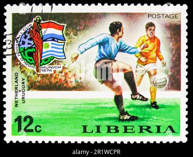 MOSCOU, RUSSIE - 08 AVRIL 2023: Timbre-poste imprimé au Libéria montre pays-Bas - Uruguay, coupe du monde de la FIFA 1974 - série Allemagne, vers 1974 Banque D'Images